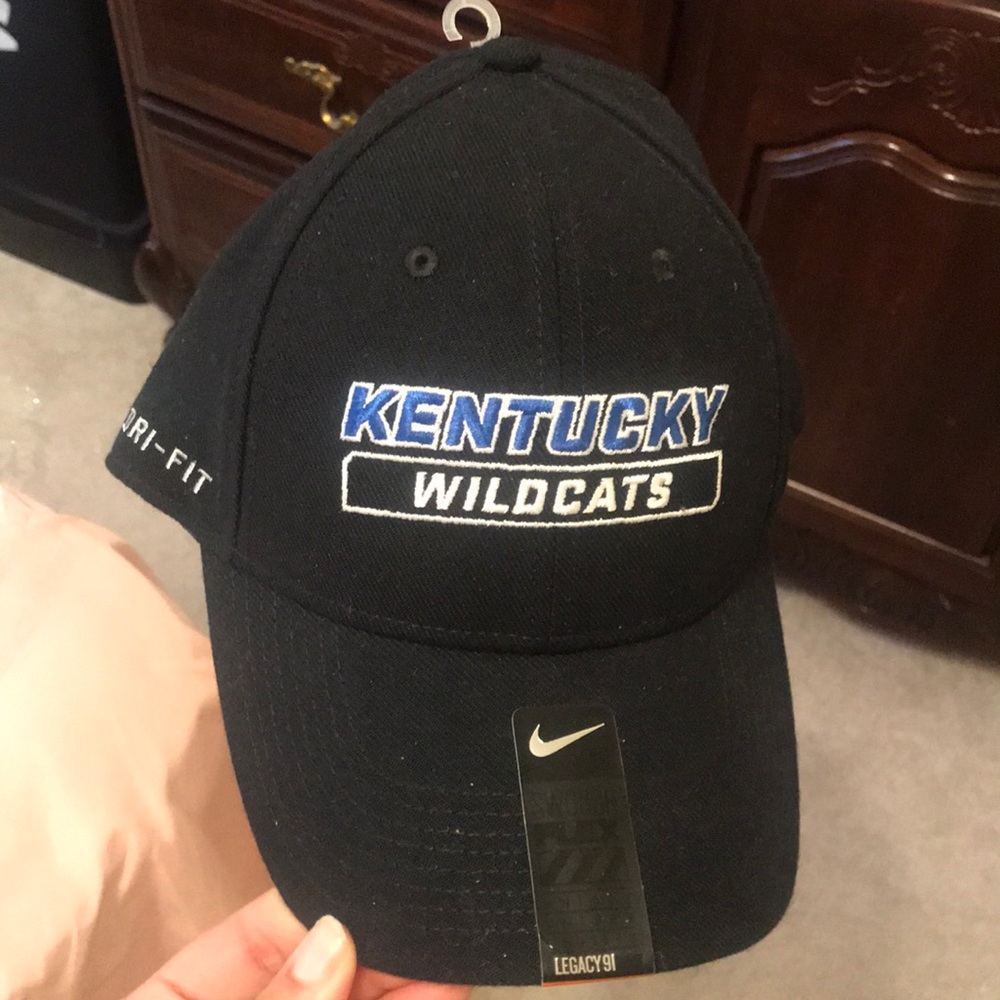 NWT Kentucky Wildcats Nike Ball Cap